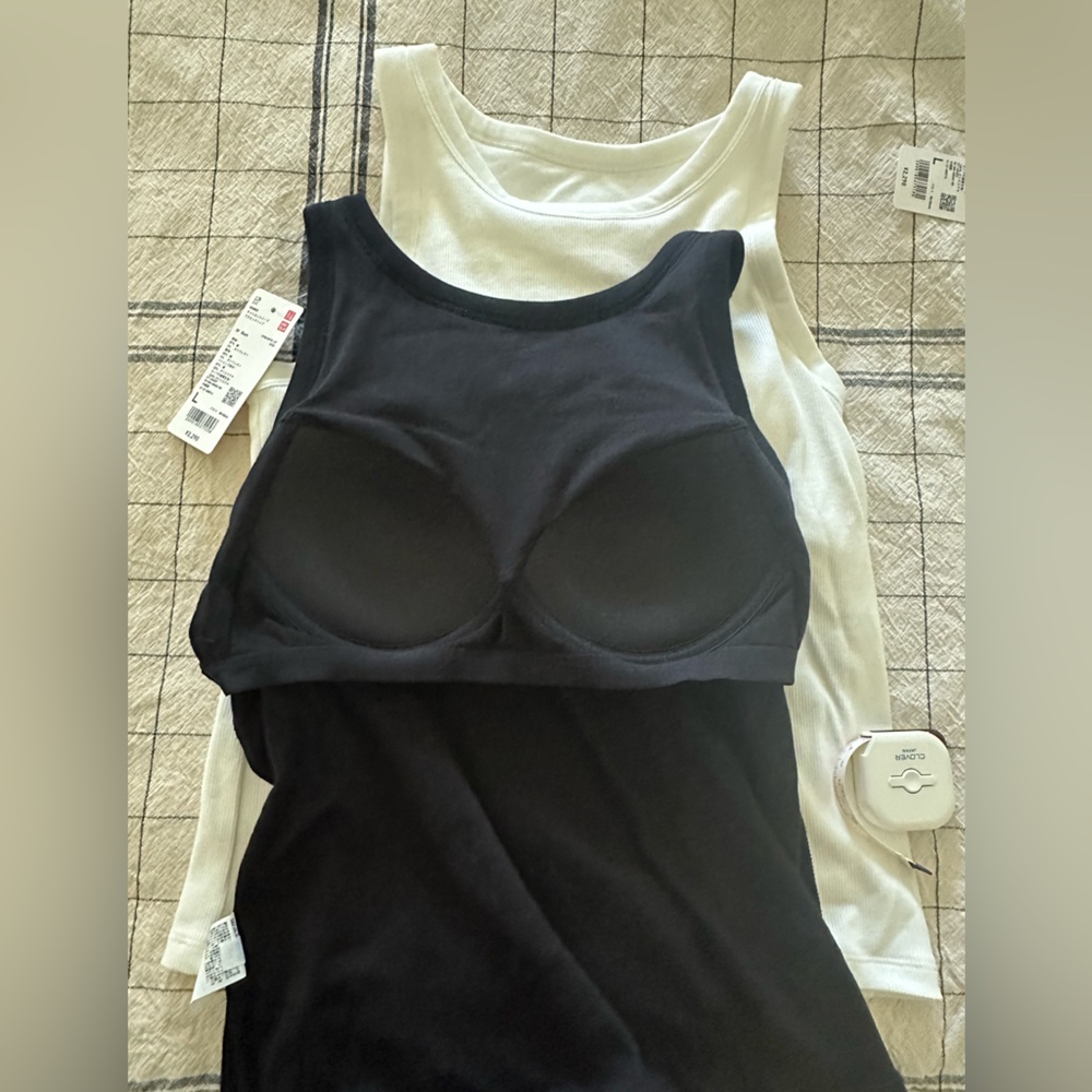 Uniqlo Black and White Women's Tank Tops - Picture 4 of 4